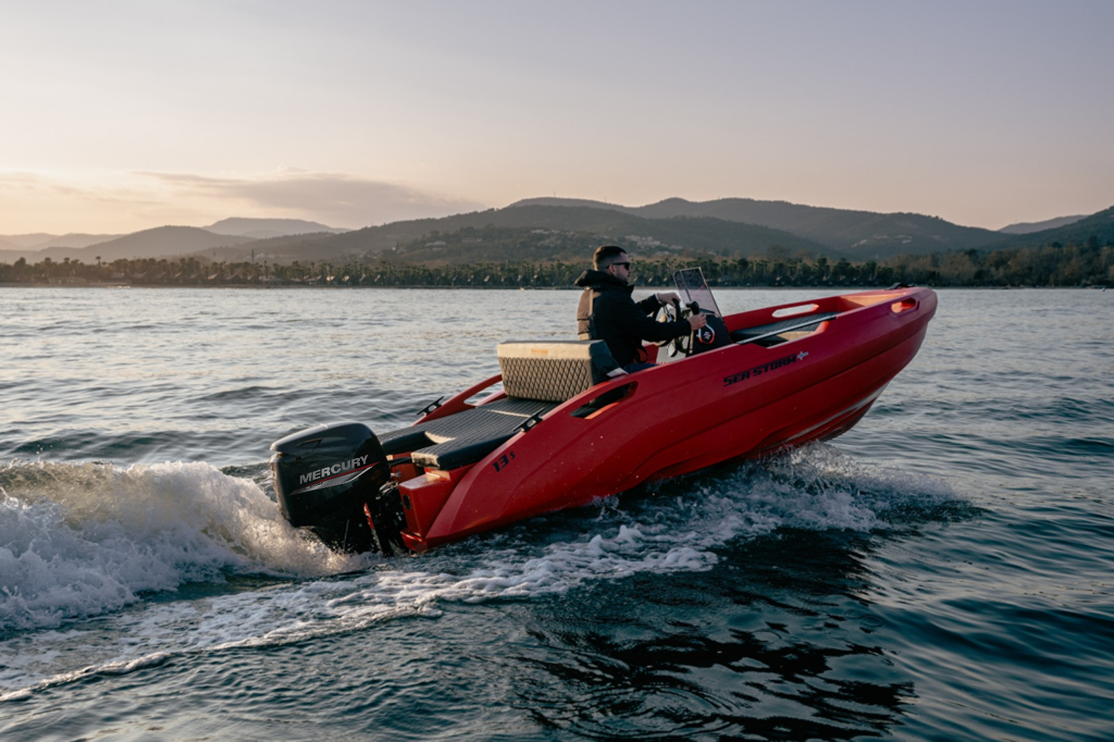 SeaStorm 13S – nový HDPE člun 2026: nezničitelný plastový motorový člun nové generace