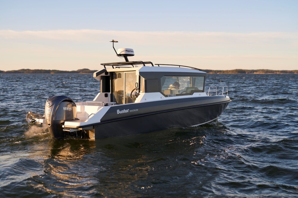 BUSTER MAGNUM CABIN 2024 motorový člun hliníkový 7,58 m + YAMAHA F225 XCB