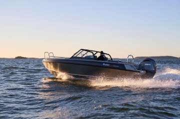 BUSTER SUPERMAGNUM 2024 motorový člun hliníkový 7,70 m + YAMAHA F300 XCB