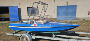 Laminátový motorový člun 3,8 m