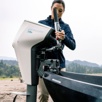 Avator™ 7.5e LH závěsný lodní elektromotor, dlouhá noha, kormidelní páka (3,5 HP)