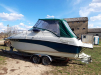CROWNLINE 26 kajutová motorová yachta s přívesem
