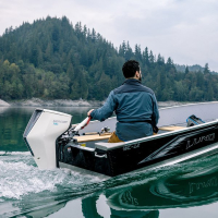 Avator™ 7.5e LH závěsný lodní elektromotor, dlouhá noha, kormidelní páka (3,5 HP)
