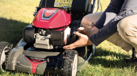HONDA KOMFORT HRX 476 HY - benzinová sekačka 47cm, autosytič, plastové šasi, hydrostat, spojka nože, Versamow mulčování