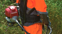 HONDA UMR 435 T vyžínač nesený na zádech, oblouková rukojeť, motor GX35 + olej zdarma