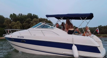 CHRIS CRAFT 232 CROWN kajutová motorová jachta s kuchyní a koupelnou
