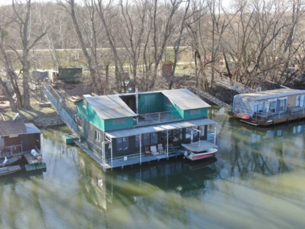 HOUSEBOAT NA PRODEJ – jedinečné bydlení přímo na vodě v Komárně