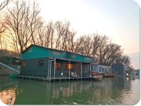 HOUSEBOAT NA PRODEJ – jedinečné bydlení přímo na vodě v Komárně
