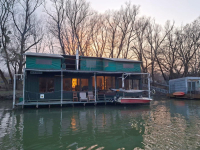 HOUSEBOAT NA PRODEJ – jedinečné bydlení přímo na vodě v Komárně