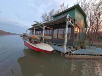 HOUSEBOAT NA PRODEJ – jedinečné bydlení přímo na vodě v Komárně