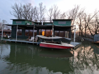 HOUSEBOAT NA PRODEJ – jedinečné bydlení přímo na vodě v Komárně