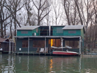 HOUSEBOAT NA PRODEJ – jedinečné bydlení přímo na vodě v Komárně