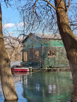 HOUSEBOAT NA PRODEJ – jedinečné bydlení přímo na vodě v Komárně