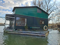 HOUSEBOAT NA PRODEJ – jedinečné bydlení přímo na vodě v Komárně