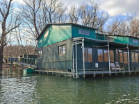 HOUSEBOAT NA PRODEJ – jedinečné bydlení přímo na vodě v Komárně