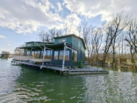 HOUSEBOAT NA PRODEJ – jedinečné bydlení přímo na vodě v Komárně