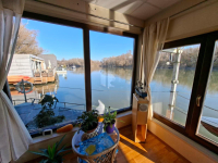 HOUSEBOAT NA PRODEJ – jedinečné bydlení přímo na vodě v Komárně