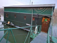 HOUSEBOAT NA PRODEJ – jedinečné bydlení přímo na vodě v Komárně