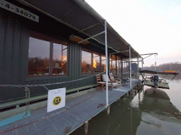 HOUSEBOAT NA PRODEJ – jedinečné bydlení přímo na vodě v Komárně