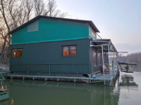HOUSEBOAT NA PRODEJ – jedinečné bydlení přímo na vodě v Komárně