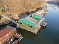 HOUSEBOAT NA PRODEJ – jedinečné bydlení přímo na vodě v Komárně