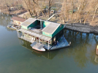 HOUSEBOAT NA PRODEJ – jedinečné bydlení přímo na vodě v Komárně