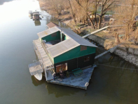HOUSEBOAT NA PRODEJ – jedinečné bydlení přímo na vodě v Komárně