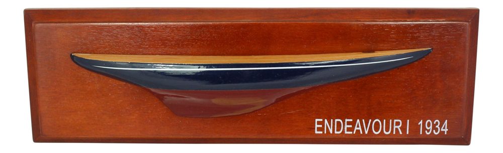 Poloviční model jachty Endeavour na desce, dřevo – 37,5 × 12 × 4,5 cm