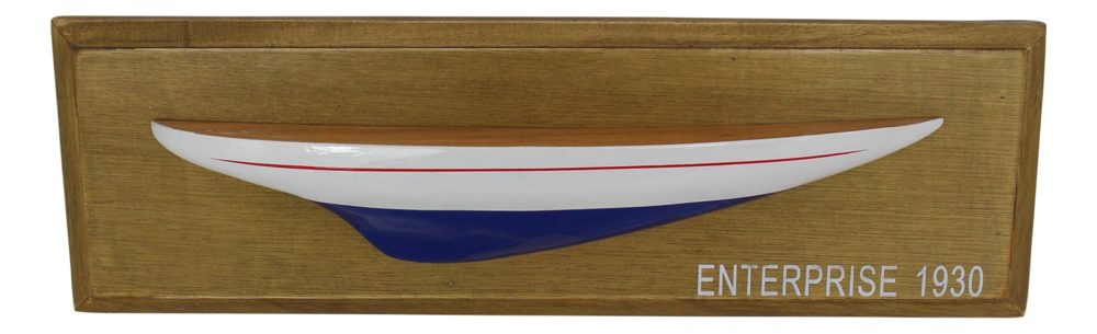 Poloviční model jachty Enterprise na desce, dřevo – 37,5 × 12 × 4,5 cm