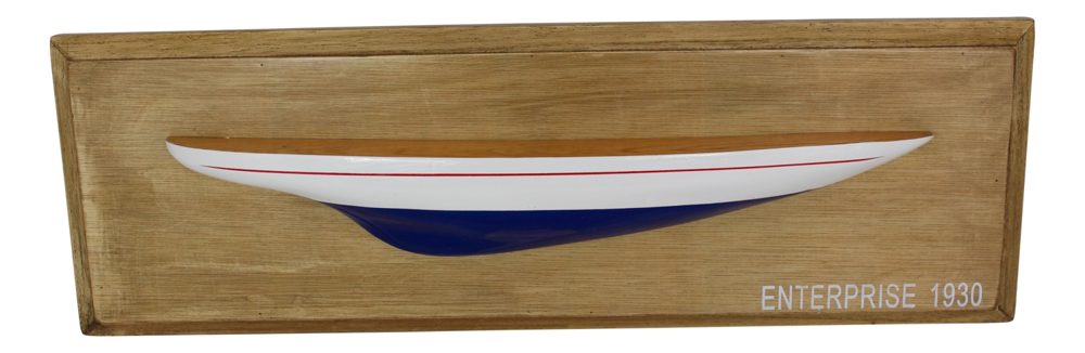Poloviční model jachty Enterprise na desce, dřevo – 47,5 × 15,5 × 5 cm