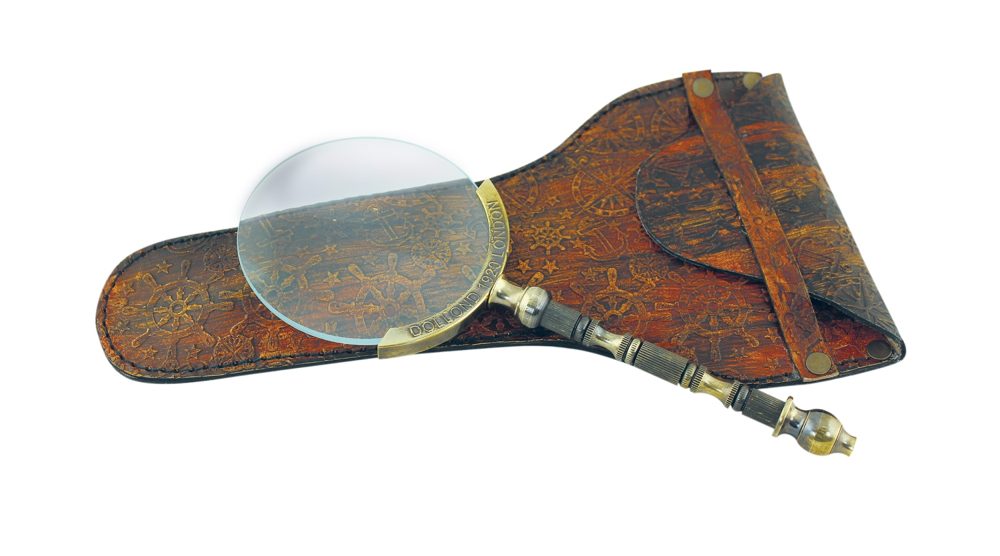 Lupa v koženém pouzdře, patinovaná mosaz – délka 18,5 cm, průměr 7,5 cm