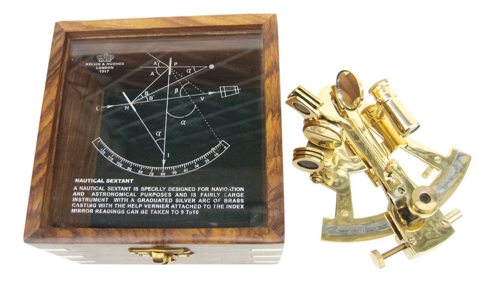Sextant mosazný v dřevěné krabičce se skleněným víkem – 12 × 11 cm