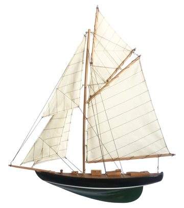 Poloviční model plachetnice ze dřeva, zelená/černá – délka 56 cm, výška 62,5 cm