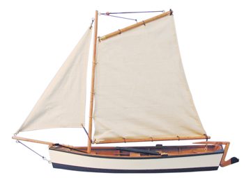 Model rybářské lodě dřevěný s látkovými plachtami – délka 45 cm
