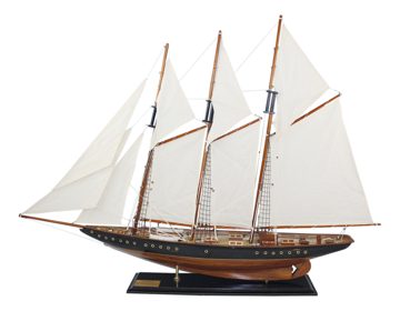 Model plachetnice Atlantic s mosazným štítkem, stařený trup – délka 120 cm, výška 86 cm