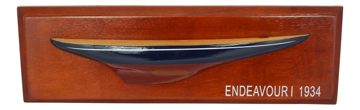 Poloviční model jachty Endeavour na desce, dřevo – 37,5 × 12 × 4,5 cm