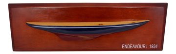 Poloviční model jachty Endeavour na desce, dřevo – 47,5 × 15,5 × 5 cm