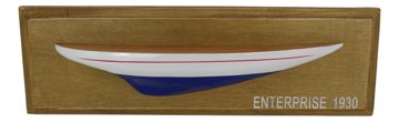 Poloviční model jachty Enterprise na desce, dřevo – 37,5 × 12 × 4,5 cm