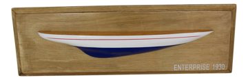 Poloviční model jachty Enterprise na desce, dřevo – 47,5 × 15,5 × 5 cm