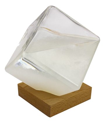 Bouřkové sklo ve tvaru krychle na dřevěném podstavci – výška 14 cm
