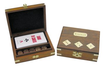 Tarotové karty a kostky v dřevěné krabičce – 14,5 × 12 × 4,5 cm