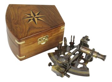 Sextant z antické mosazi v dřevěné krabičce – 12,5 × 13 cm