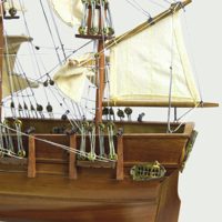 Model obchodní lodi HMS Bounty ze dřeva a kovu – 49 × 16,5 × 44 cm