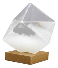 Bouřkové sklo ve tvaru krychle na dřevěném podstavci – výška 14 cm