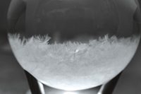 Bouřkové sklo ve tvaru koule s LED světlem na dřevěném podstavci – výška 15 cm