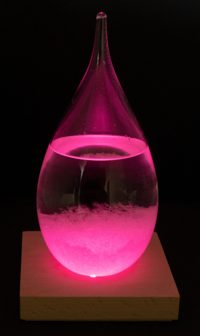 Bouřkové sklo ve tvaru kapky s LED světlem na dřevěném podstavci – výška 21 cm