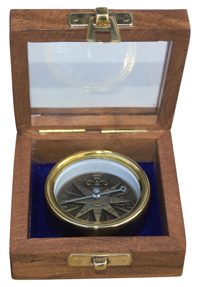 Kompas s 3D větrnou růžicí, mosaz – průměr 5,7 cm, v dřevěné krabičce