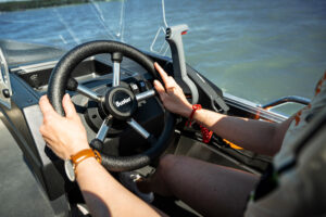 BUSTER XSr 2024 motorový člun s boční konzolou 4,18 m + YAMAHA F20 GEPL - Obrázek 12