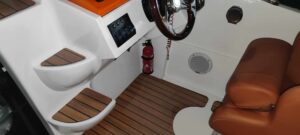 BARRACUDA 585 DC motorový člun s motorem SUZUKI DF 150 - r.v.2022 - Obrázek 10