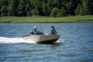 BUSTER XSr 2024 motorový člun s boční konzolou 4,18 m + YAMAHA F20 GEPL - Obrázek 9